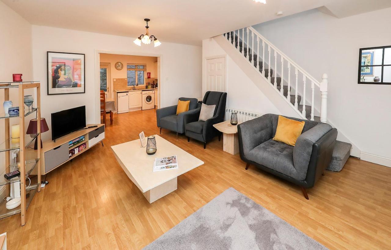 Two Bedroom Townhouse In The Heart Of Dungarvan ダンガーバン エクステリア 写真