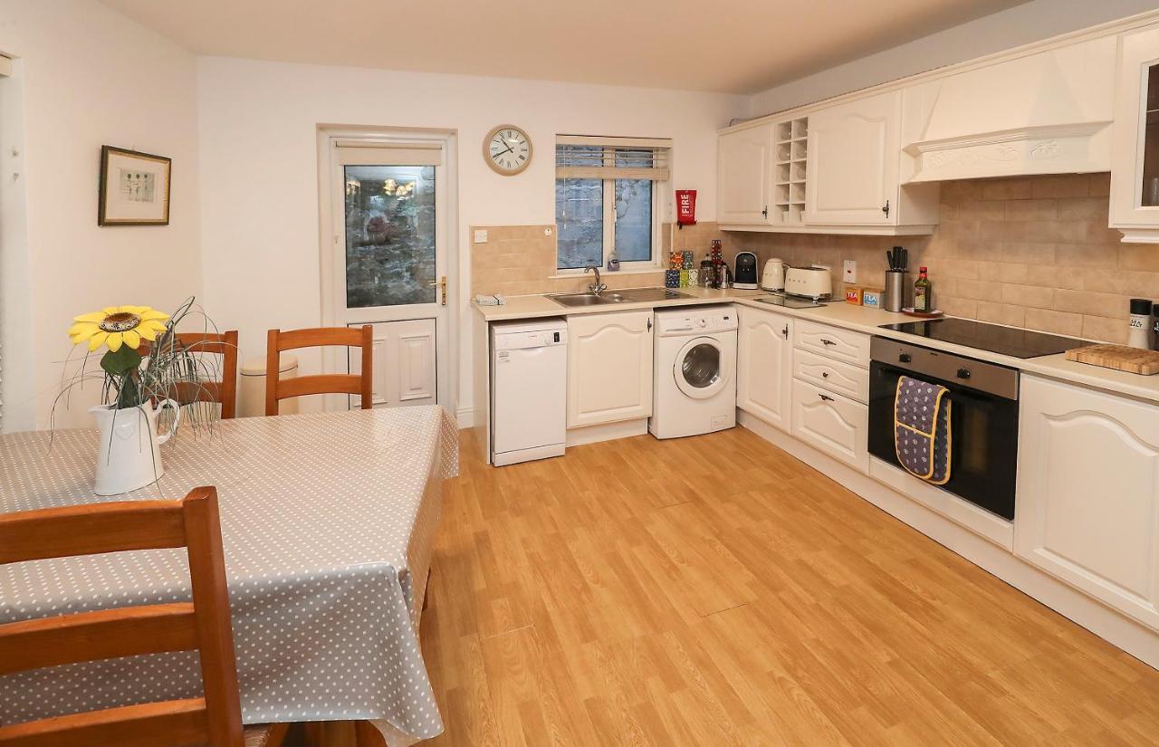 Two Bedroom Townhouse In The Heart Of Dungarvan ダンガーバン エクステリア 写真