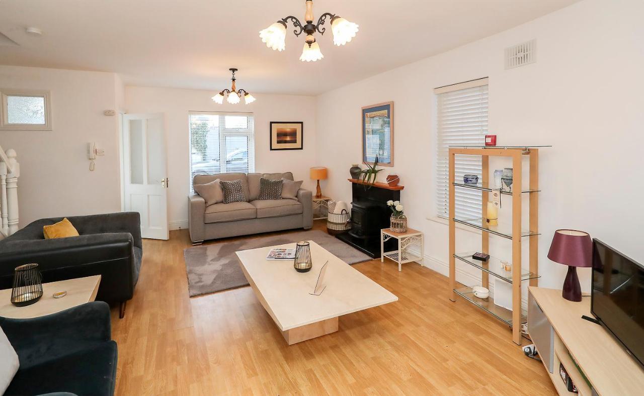 Two Bedroom Townhouse In The Heart Of Dungarvan ダンガーバン エクステリア 写真