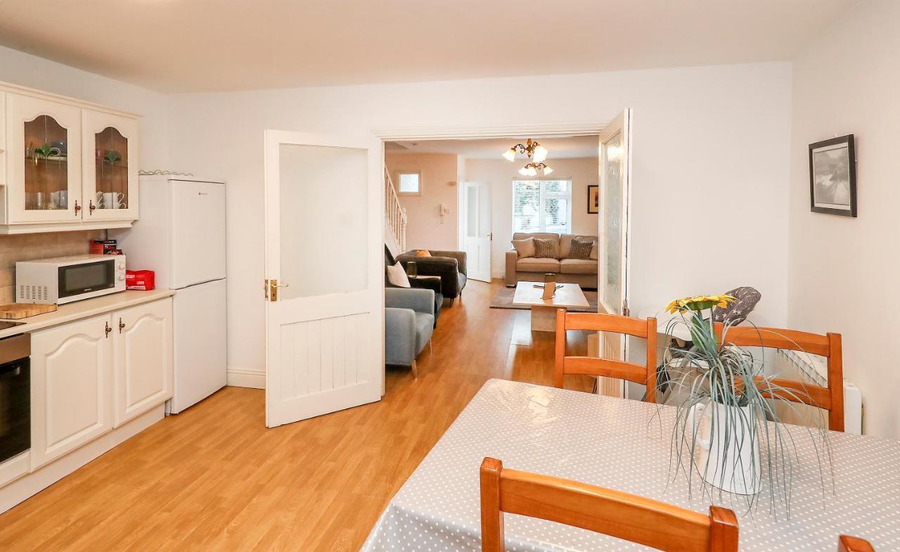 Two Bedroom Townhouse In The Heart Of Dungarvan ダンガーバン エクステリア 写真